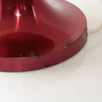 Vintage Tischlampe mit Stoffschirm und rotem Metallfuß – Retro Design