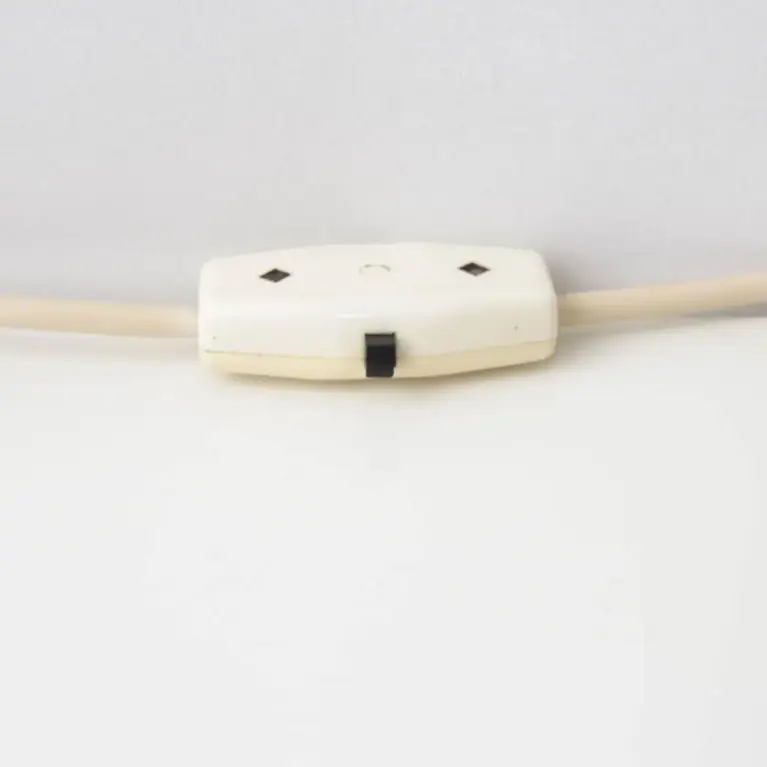 Vintage Tischlampe mit Stoffschirm und rotem Metallfuß – Retro Design