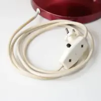 Vintage Tischlampe mit Stoffschirm und rotem Metallfuß – Retro Design