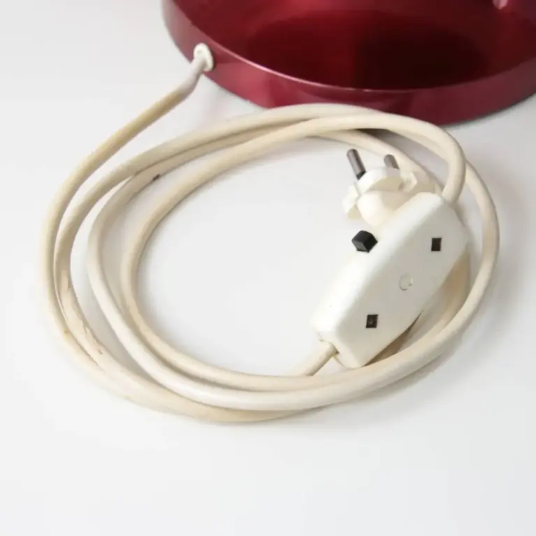 Vintage Tischlampe mit Stoffschirm und rotem Metallfuß – Retro Design