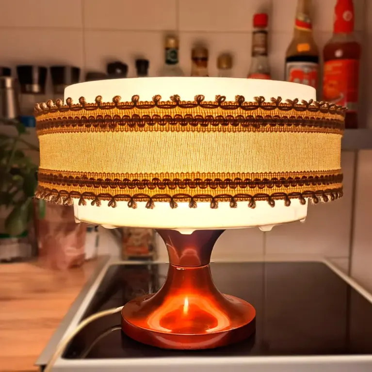 Vintage Tischlampe mit Stoffschirm und rotem Metallfuß – Retro Design
