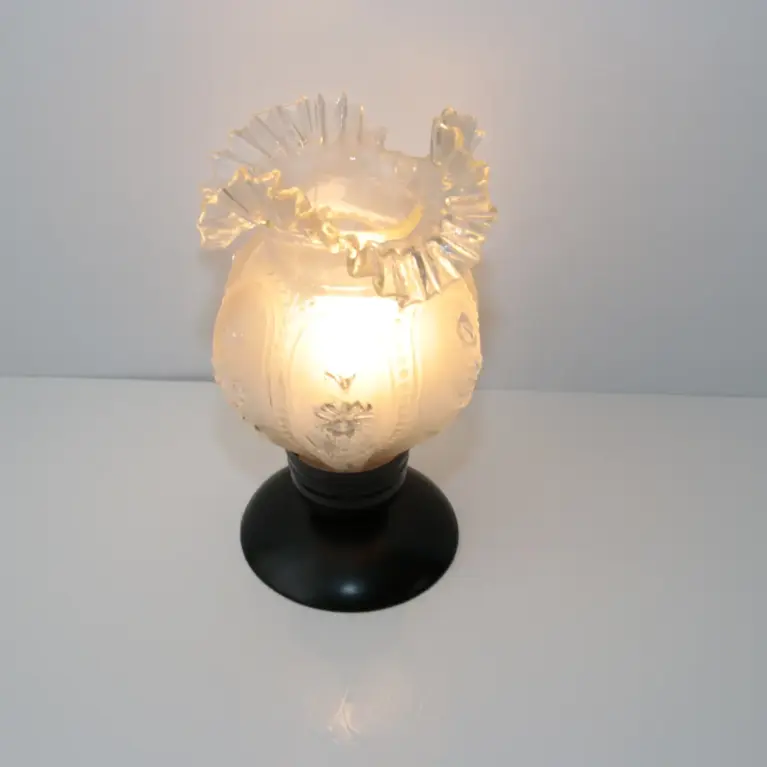 Vintage Tischlampe mit floralem Glasschirm – dekoratives Retro Design