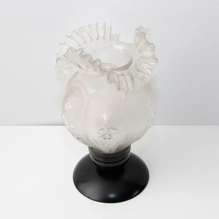 Vintage Tischlampe mit floralem Glasschirm – dekoratives Retro Design