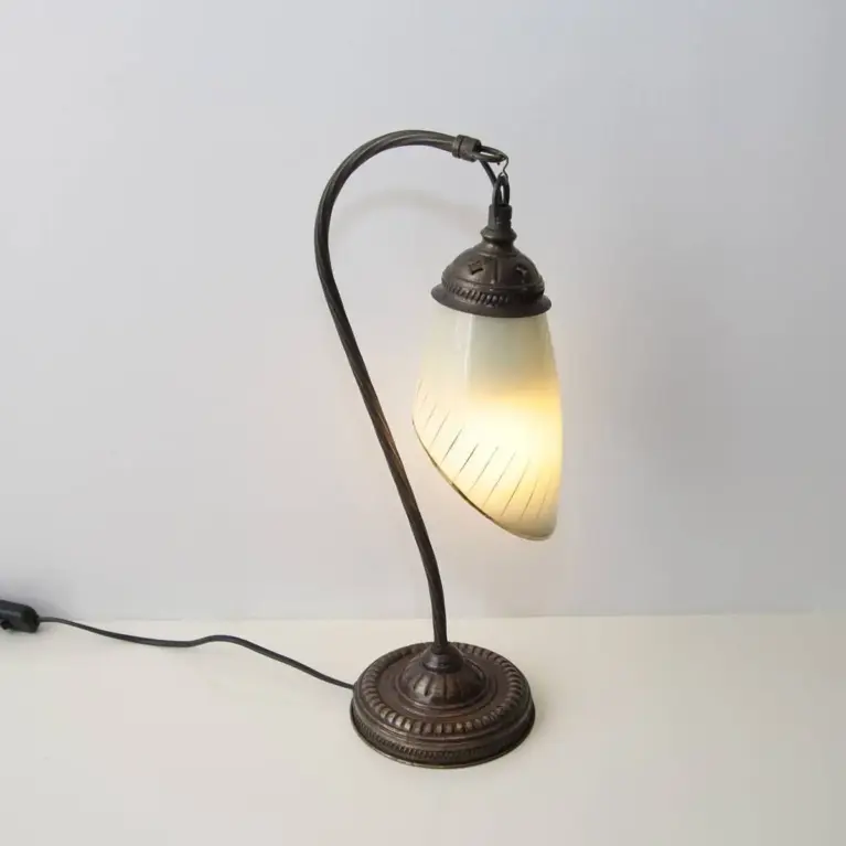 Vintage Tischlampe Messing gebogener Arm Glasschirm