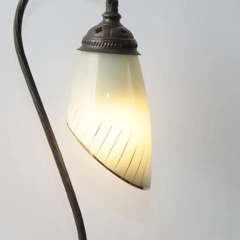 Vintage Tischlampe Messing gebogener Arm Glasschirm