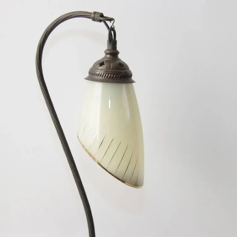 Vintage Tischlampe Messing gebogener Arm Glasschirm