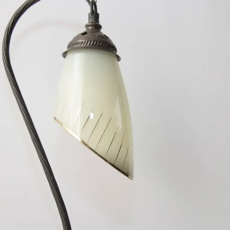 Vintage Tischlampe Messing gebogener Arm Glasschirm