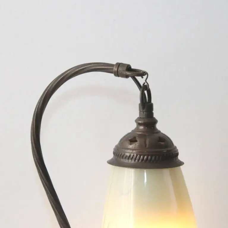 Vintage Tischlampe Messing gebogener Arm Glasschirm