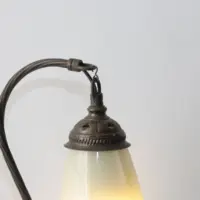 Vintage Tischlampe Messing gebogener Arm Glasschirm