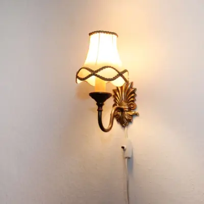 Vintage-Wandleuchte mit cremefarbenem Stoffschirm und edlen goldfarbenen Details