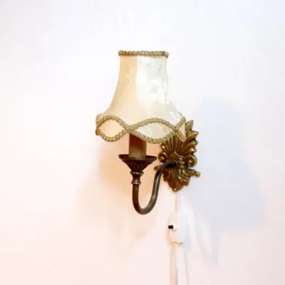 Vintage-Wandleuchte mit cremefarbenem Stoffschirm und edlen goldfarbenen Details