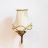 Vintage-Wandleuchte mit cremefarbenem Stoffschirm und edlen goldfarbenen Details
