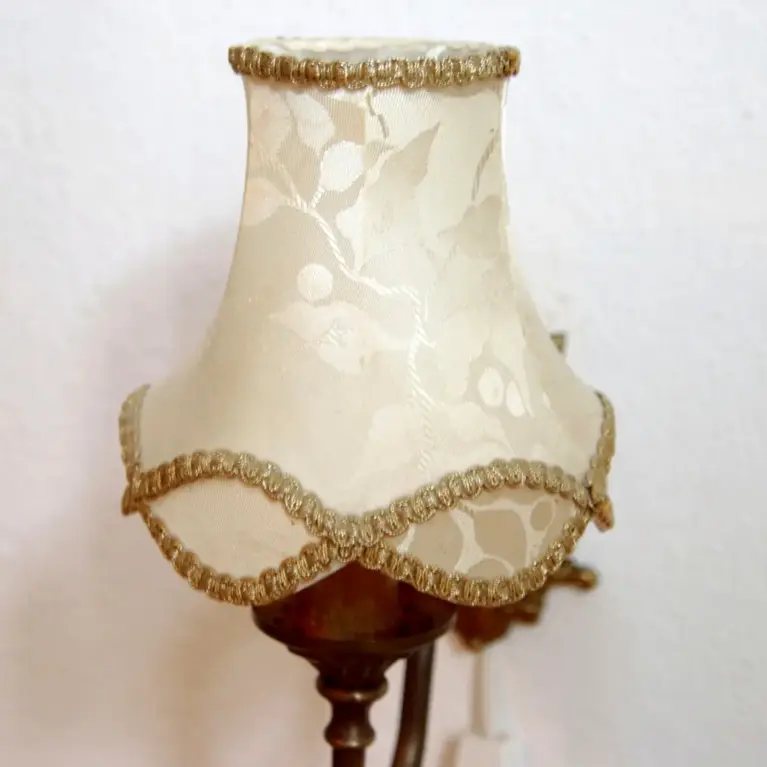 Vintage-Wandleuchte mit cremefarbenem Stoffschirm und edlen goldfarbenen Details