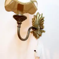 Vintage-Wandleuchte mit cremefarbenem Stoffschirm und edlen goldfarbenen Details