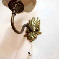 Vintage-Wandleuchte mit cremefarbenem Stoffschirm und edlen goldfarbenen Details