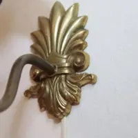 Vintage-Wandleuchte mit cremefarbenem Stoffschirm und edlen goldfarbenen Details