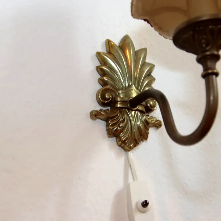 Vintage-Wandleuchte mit cremefarbenem Stoffschirm und edlen goldfarbenen Details