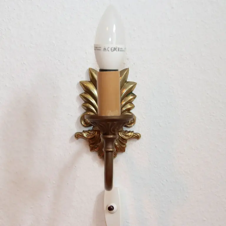 Vintage-Wandleuchte mit cremefarbenem Stoffschirm und edlen goldfarbenen Details