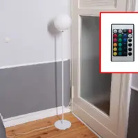 Stehlampe mit Glaskugel LED und RGB-Fernbedienung Weiß 141cm