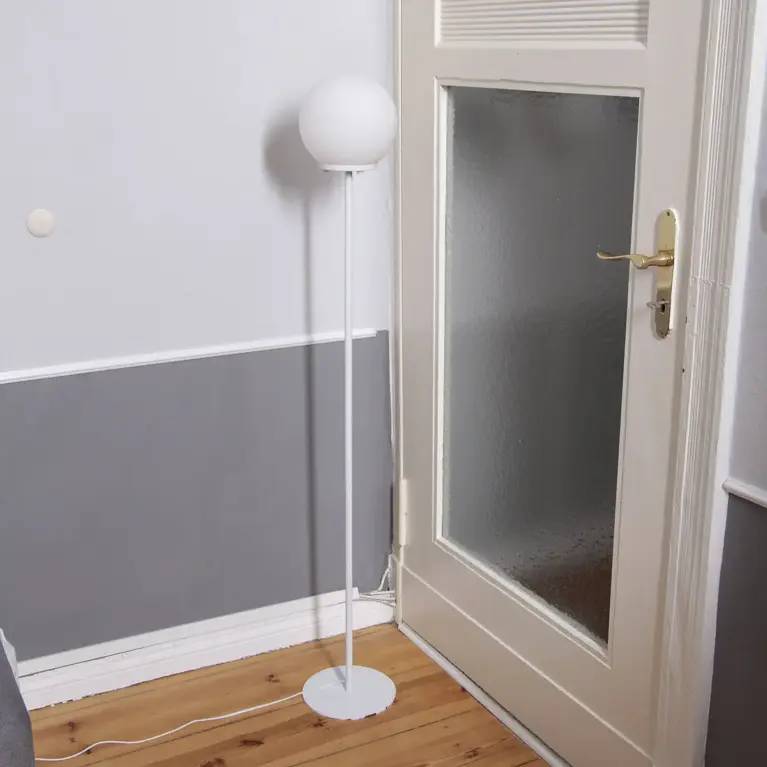 Stehlampe mit Glaskugel LED und RGB-Fernbedienung Weiß 141cm