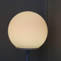 Stehlampe mit Glaskugel LED und RGB-Fernbedienung Weiß 141cm