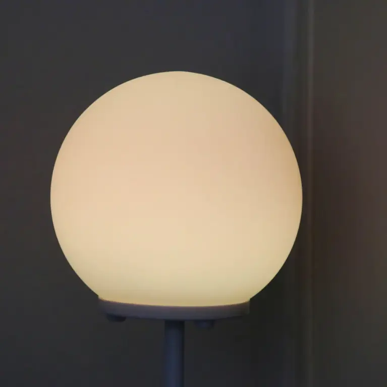 Stehlampe mit Glaskugel LED und RGB-Fernbedienung Weiß 141cm