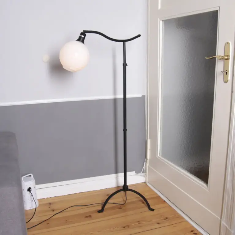 Vintage Stehlampe weißer Kugelglasschirm höhenverstellbar