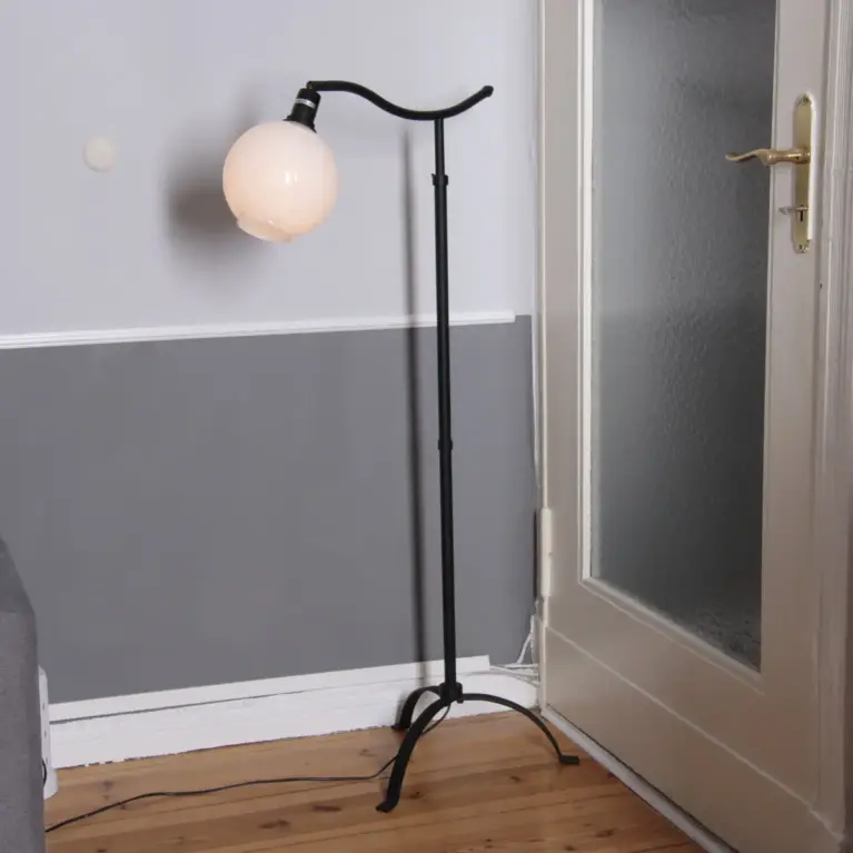 Vintage Stehlampe weißer Kugelglasschirm höhenverstellbar