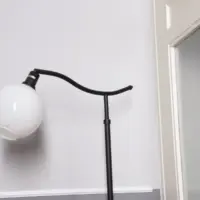 Vintage Stehlampe weißer Kugelglasschirm höhenverstellbar