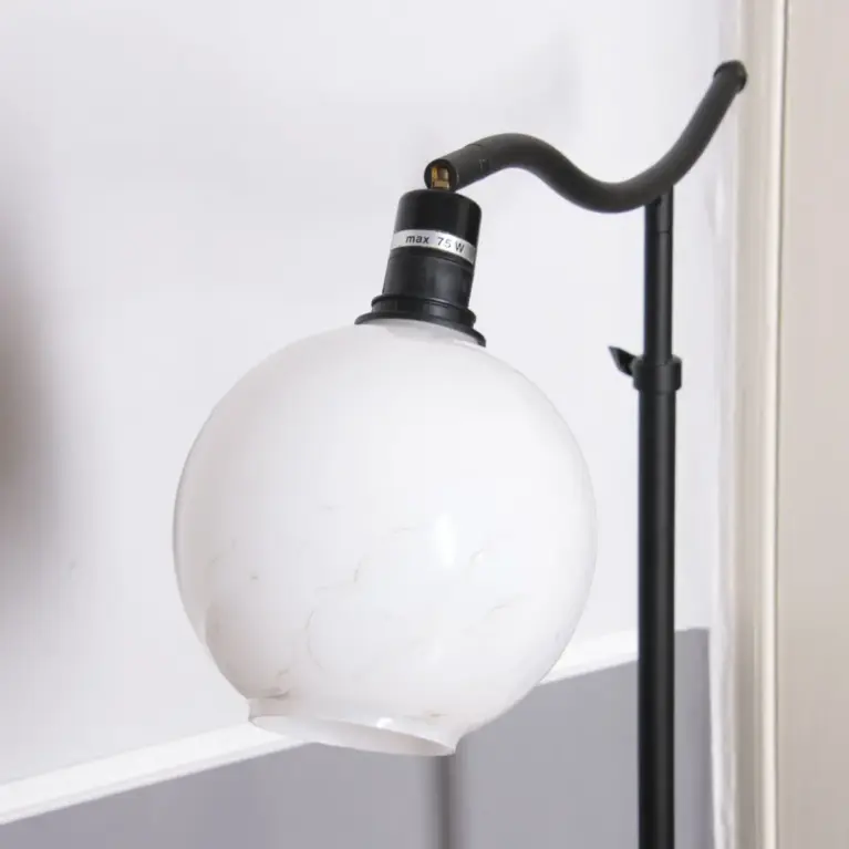 Vintage Stehlampe weißer Kugelglasschirm höhenverstellbar