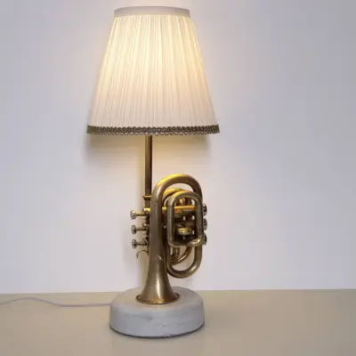 Handgemachte Taschentrompeten-Lampe mit Betonsockel