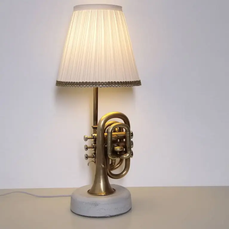 Handgemachte Taschentrompeten-Lampe mit Betonsockel