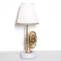 Handgemachte Taschentrompeten-Lampe mit Betonsockel