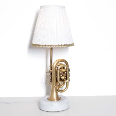 Handgemachte Taschentrompeten-Lampe mit Betonsockel