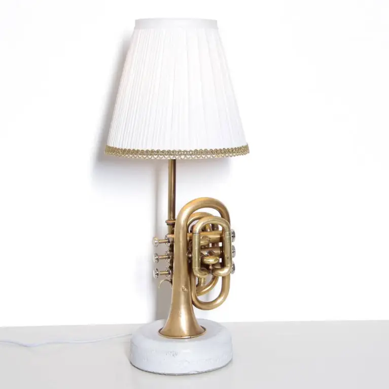 Handgemachte Taschentrompeten-Lampe mit Betonsockel