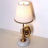 Handgemachte Taschentrompeten-Lampe mit Betonsockel
