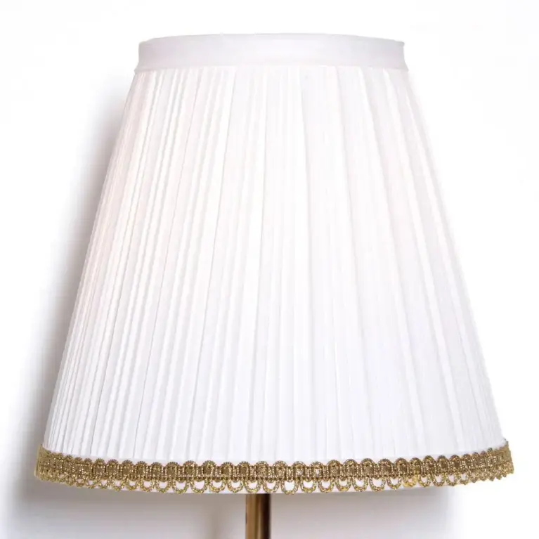 Handgemachte Taschentrompeten-Lampe mit Betonsockel