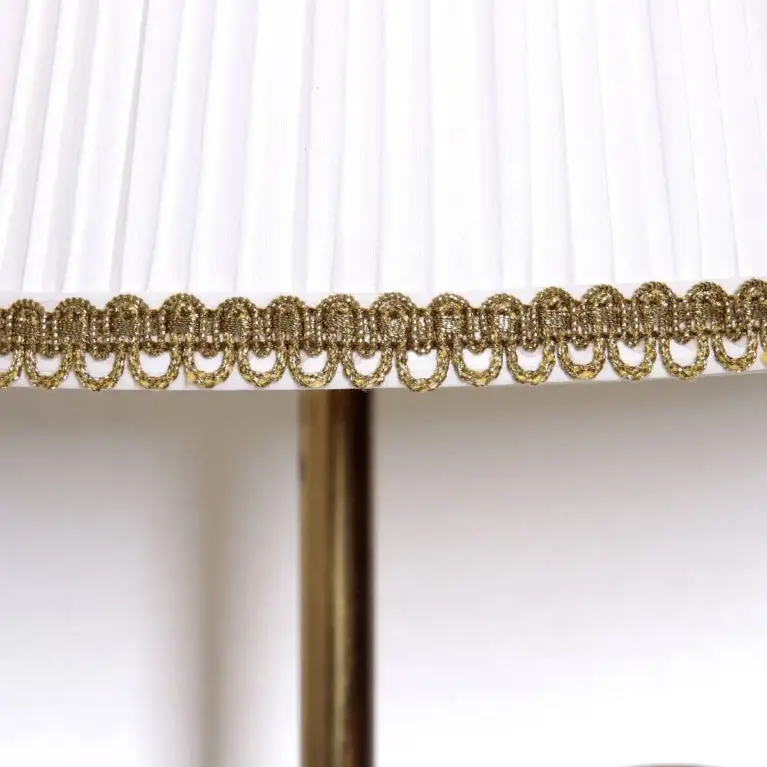 Handgemachte Taschentrompeten-Lampe mit Betonsockel