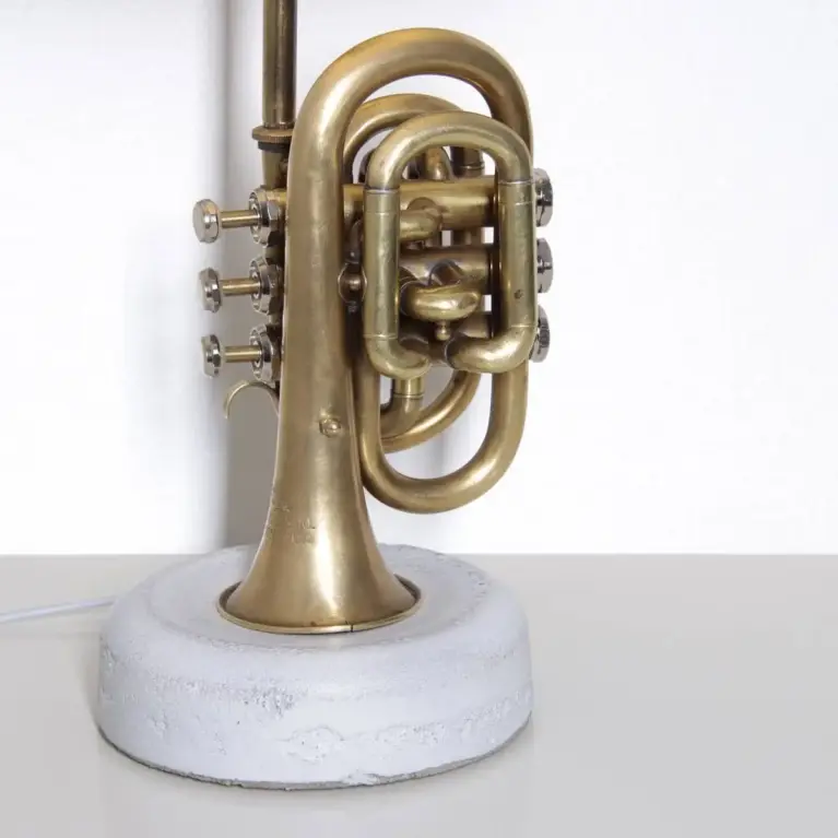 Handgemachte Taschentrompeten-Lampe mit Betonsockel