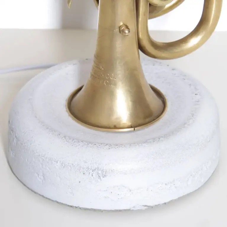Handgemachte Taschentrompeten-Lampe mit Betonsockel