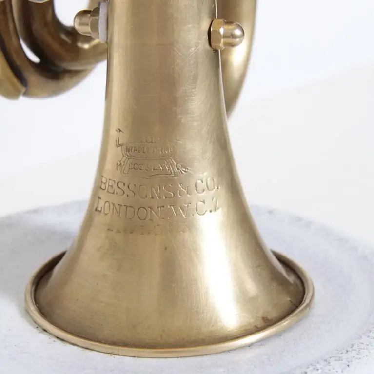 Handgemachte Taschentrompeten-Lampe mit Betonsockel