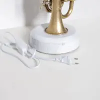 Handgemachte Taschentrompeten-Lampe mit Betonsockel