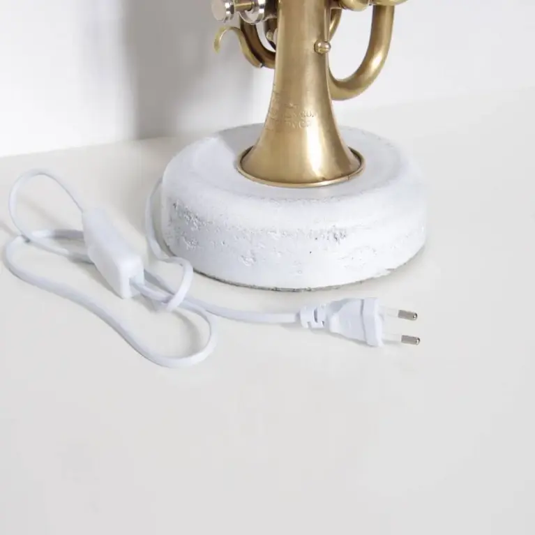 Handgemachte Taschentrompeten-Lampe mit Betonsockel