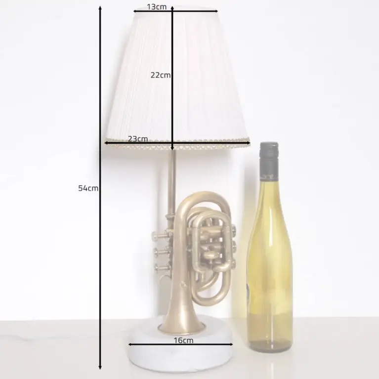 Handgemachte Taschentrompeten-Lampe mit Betonsockel